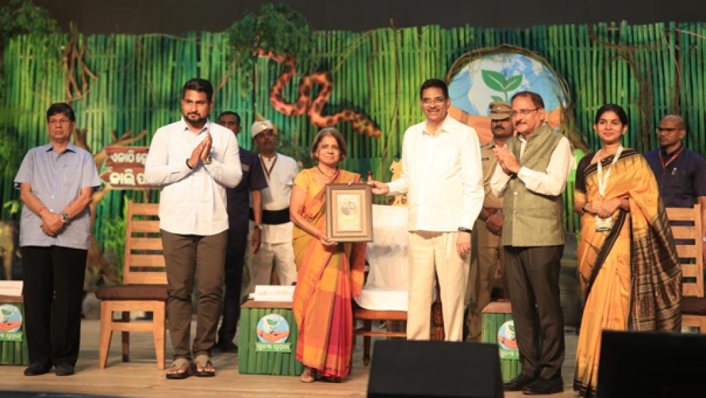 Sunita Narain at the Earth Again (Punascha Pruthibi) Conference in Bhubaneswar report cover